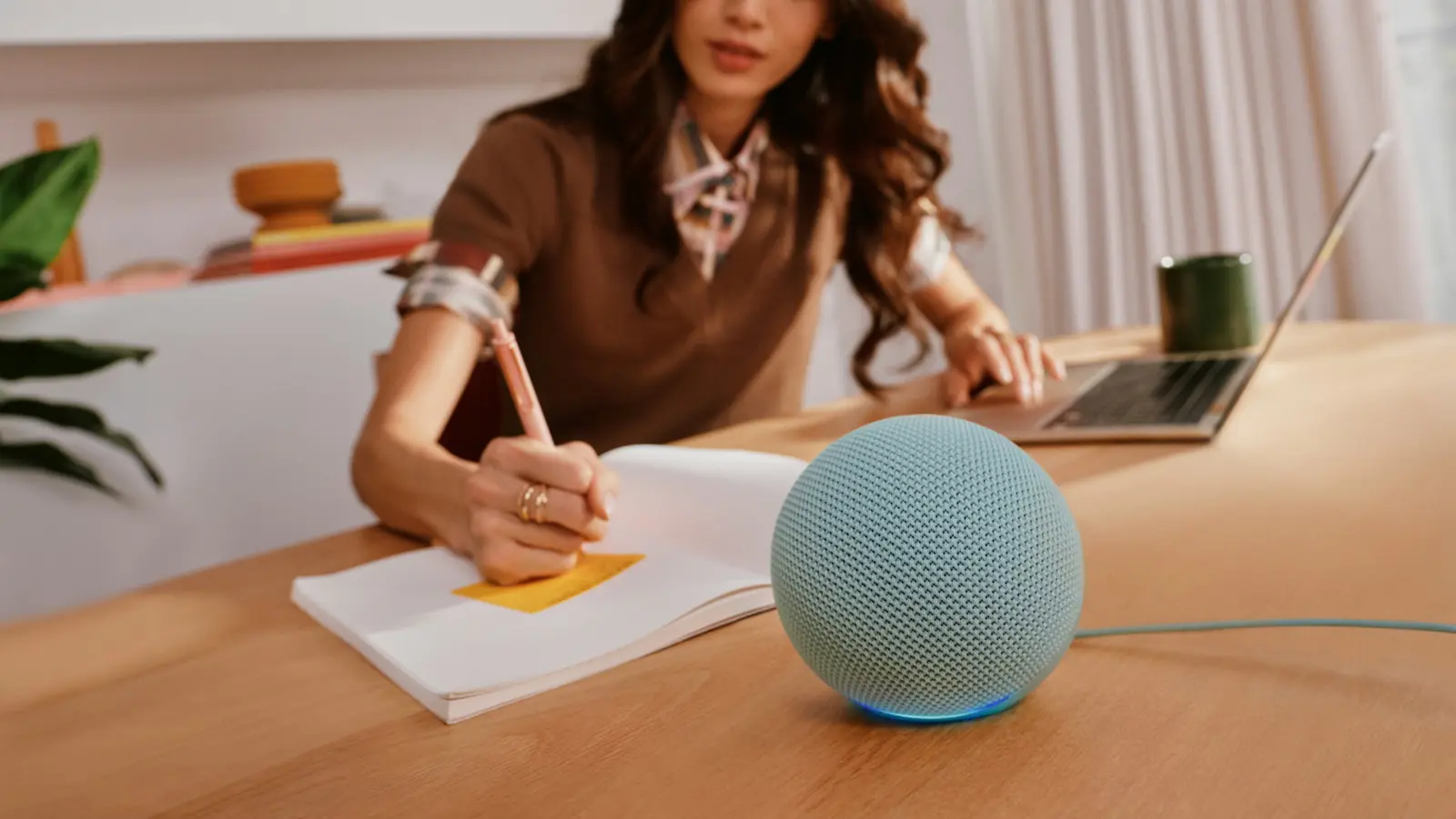 Amazon lansează Echo Dot nou: sunet mai puternic și hub smart home integrat