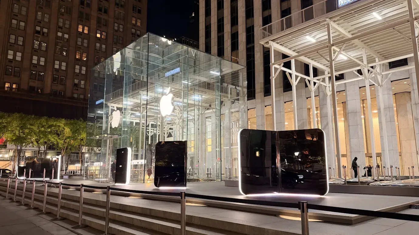 iPhone-ul pliabil al lui Apple s-a stins din magazine în câteva minute