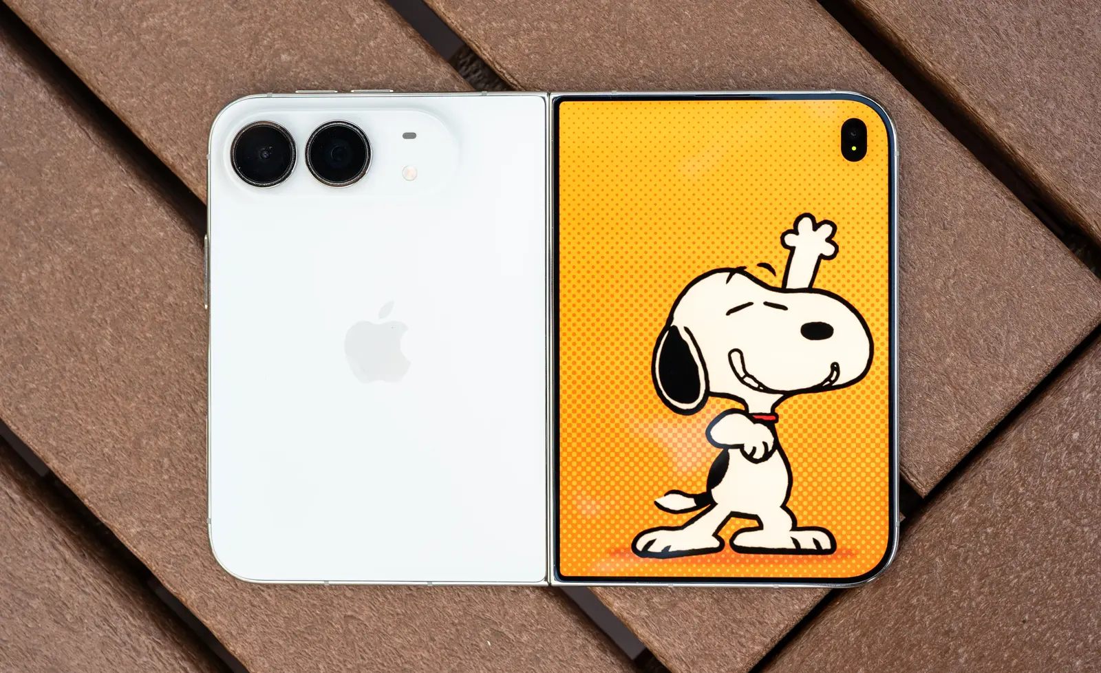 iPhone Duo, primul telefon pliabil al Apple: hardware impecabil, software încă în coadă