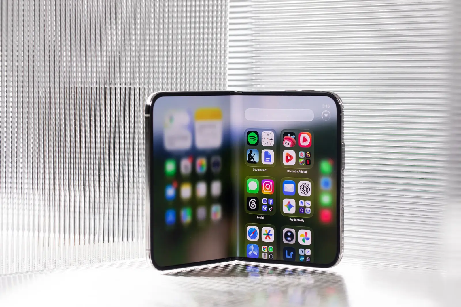 Apple pariază pe pliere: iPhone Duo vine cu mize mari