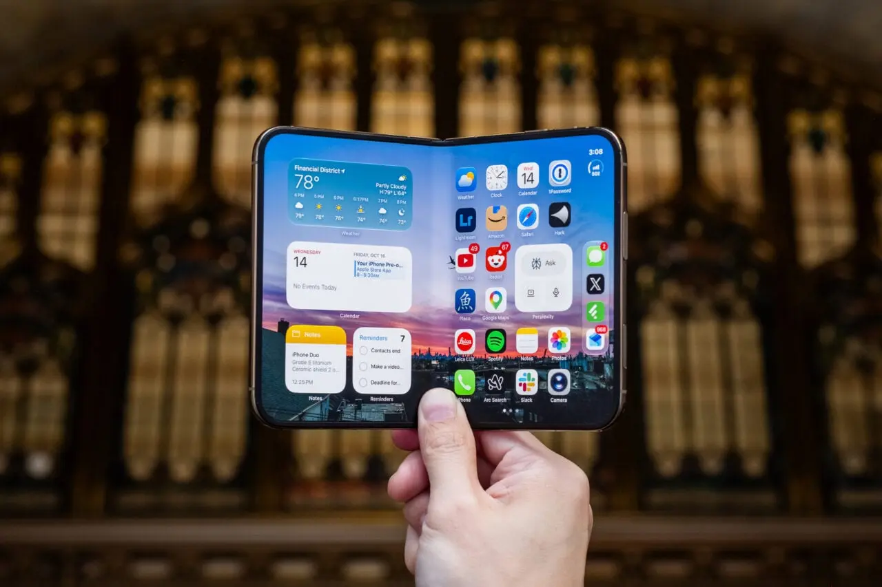 Apple dezvăluie trucul ingenieresc care ascunde pliul vizibil pe iPhone-ul pliabil