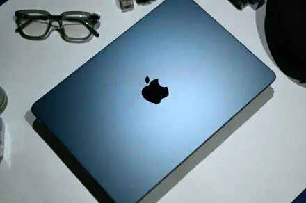 MacBook Air 2027: Apple amână OLED-ul, se concentrează pe performanță