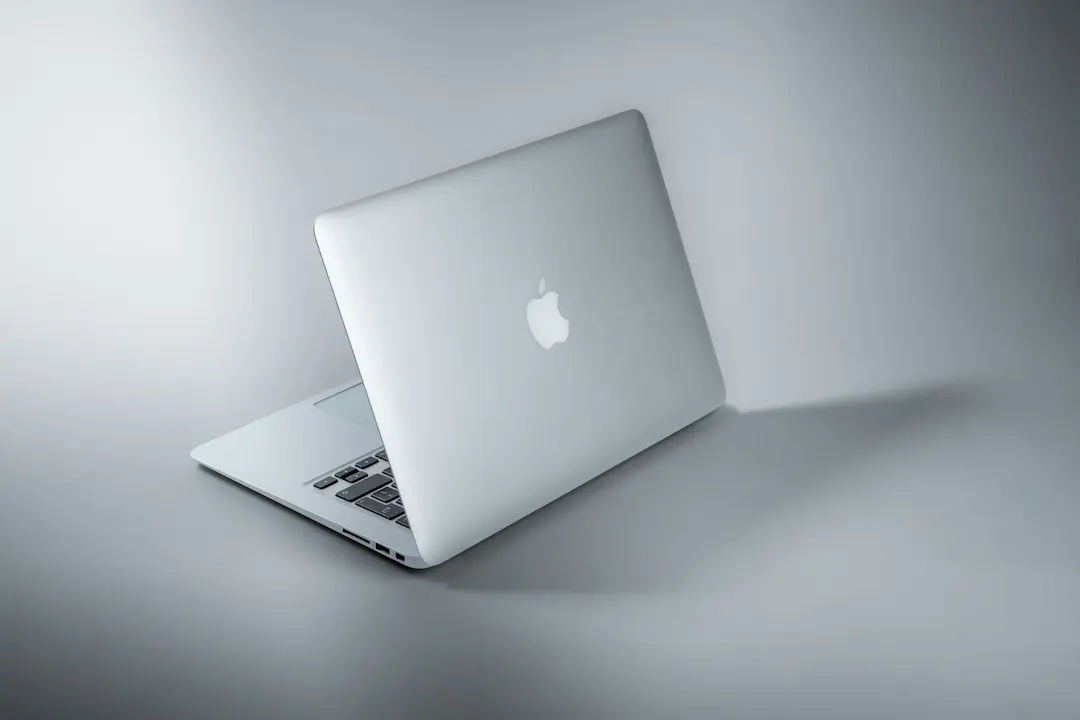 MacBook Pro cu ecran OLED și touch păstrează autonomia bateriei