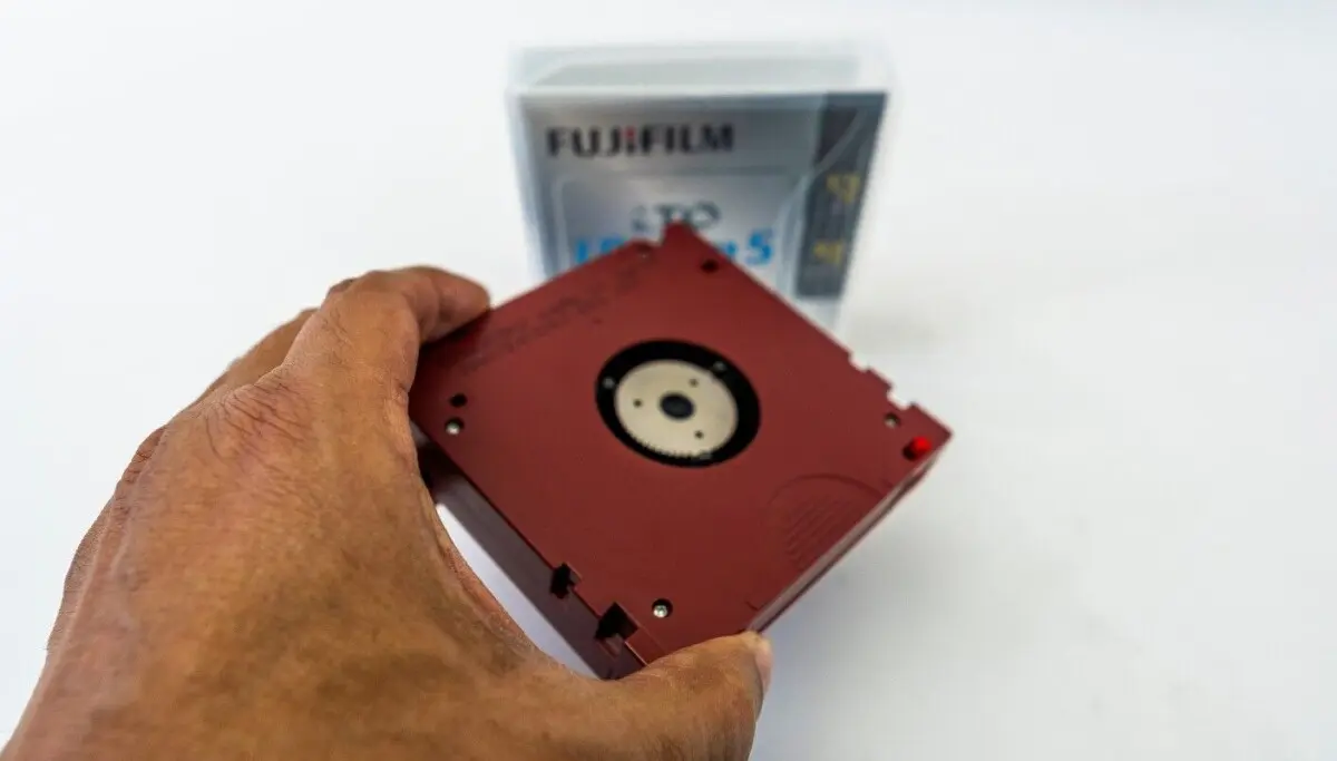 Banda magnetică refuză să moară: Fujifilm își cinciplește producția de casete LTO