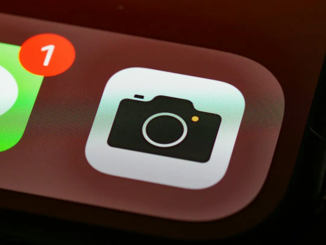Bug-ul camerei din iOS 27.2: de ce acoperirea fizică nu e suficientă