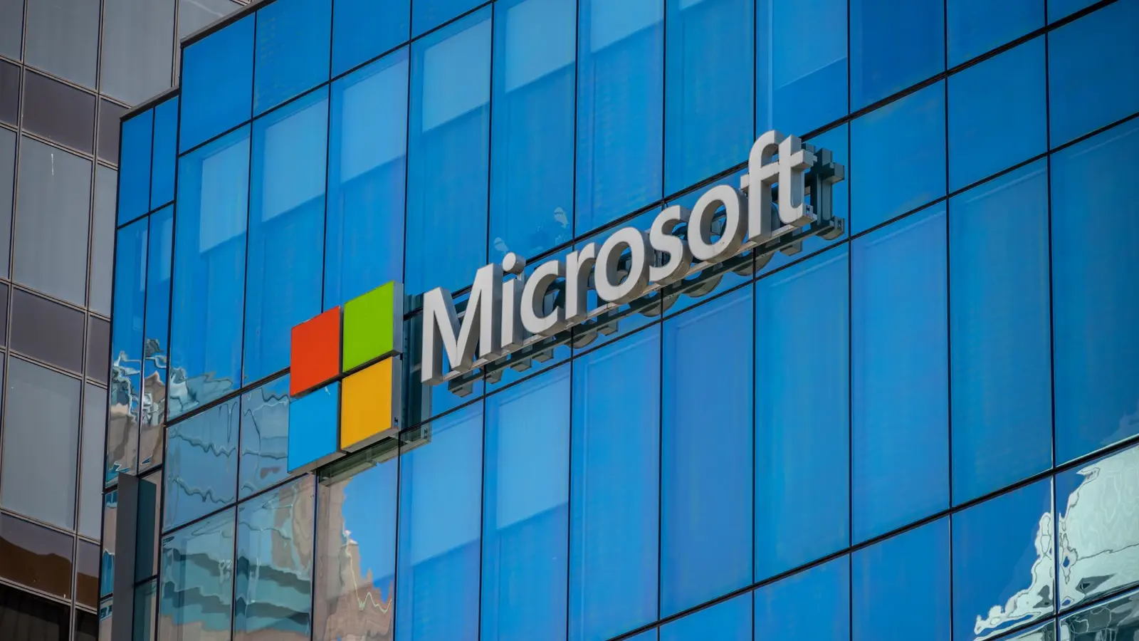 Microsoft propune plecări voluntare pentru 60.000 de angajați, pe fondul investițiilor masive în AI