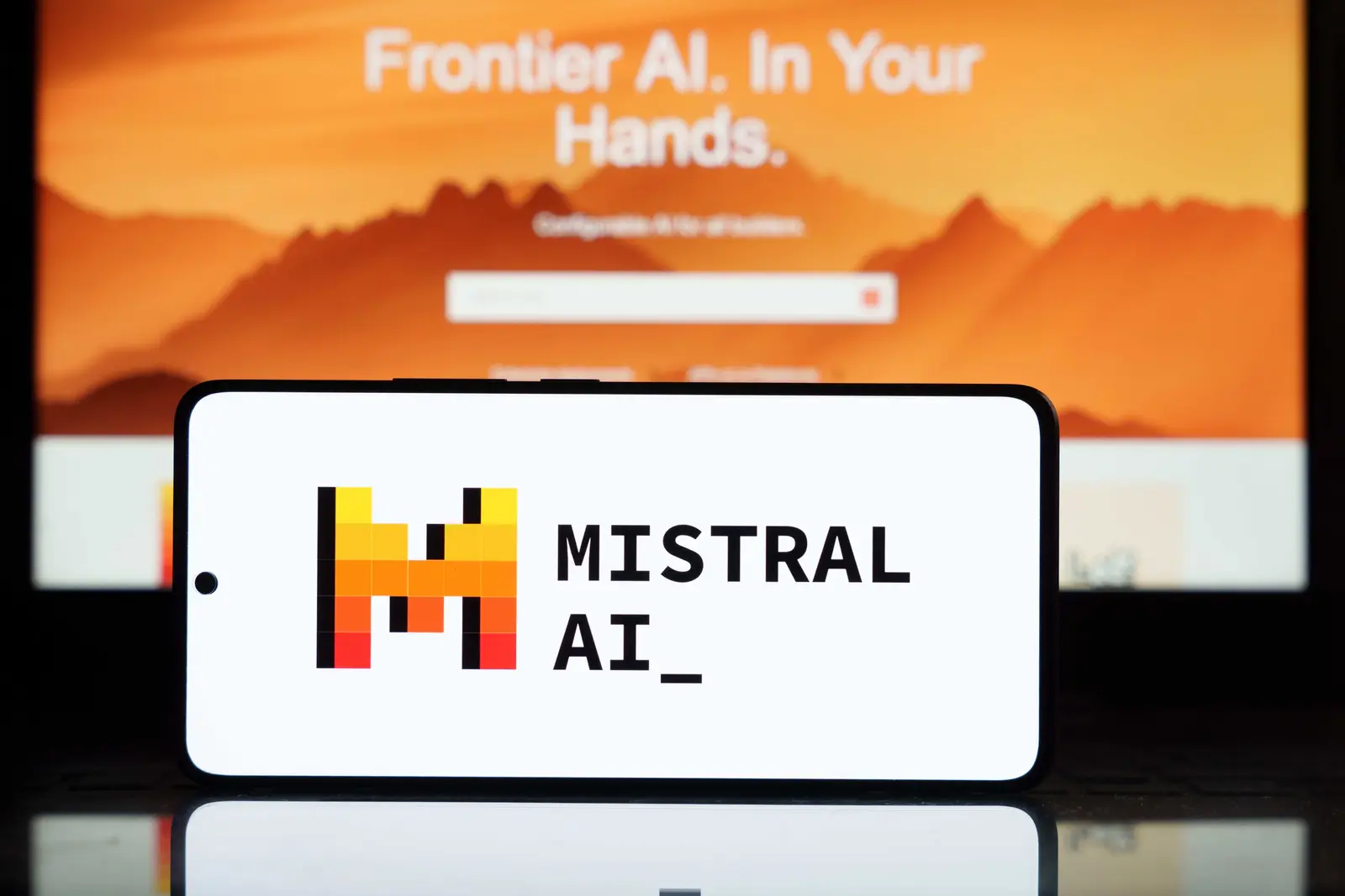 Gigantul Mistral AI sfidează criticile: a lansat modelul „Le Chonk” cu un trilion de parametri