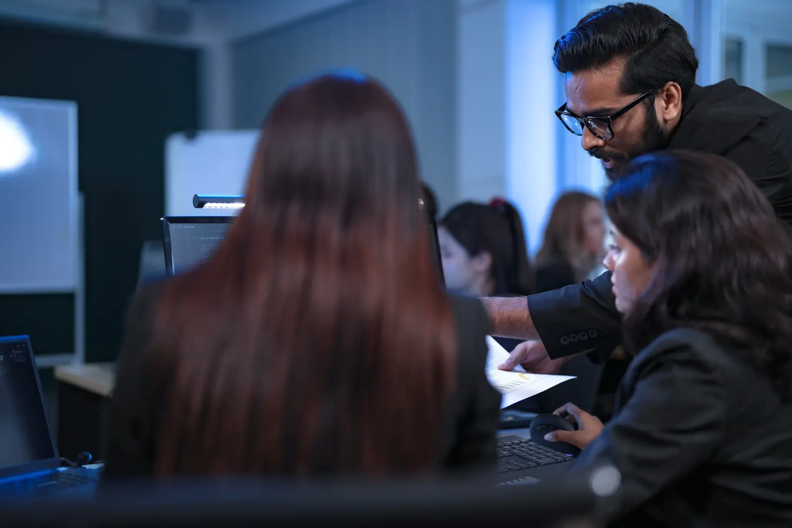 Revoluția cibernetică: Cum ieftinește inteligența artificială atacurile digitale?